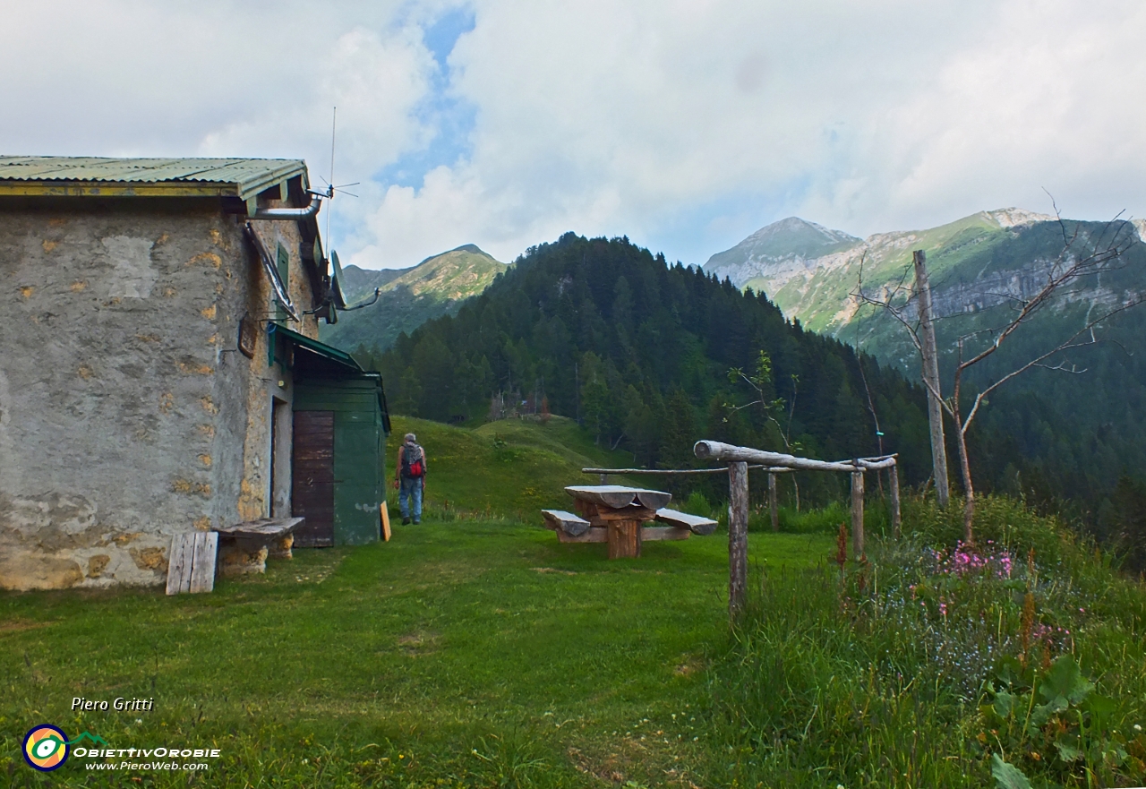 85 Baita di Costa Piana con vista verso il Monte Cavallo.JPG